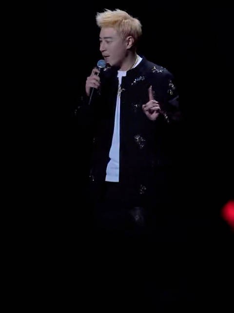 潘玮柏化身指挥家训粉,万人接梗合唱金曲