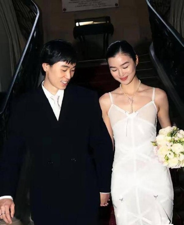一张婚礼全家福被标注国籍后:网友连夜算账,把林依轮送上了热搜