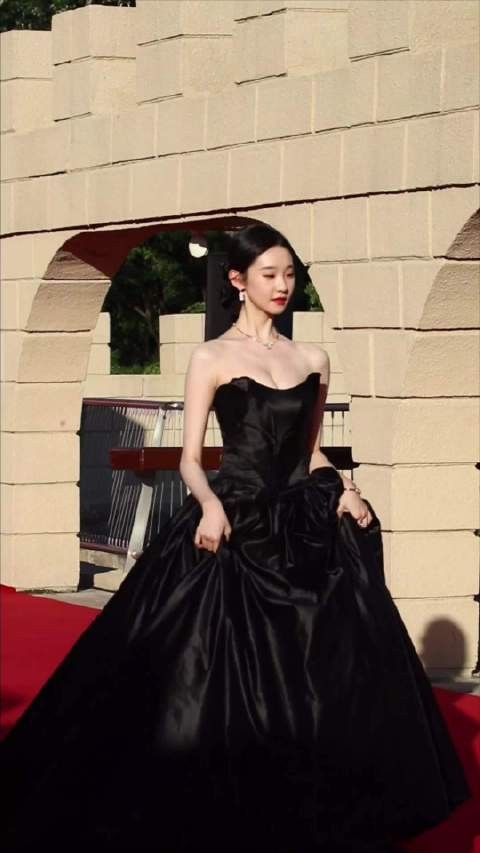硬糖少女303成员张艺凡,北京大学生电影节红毯