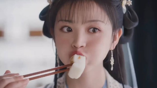 女主太饿了到小厨房偷吃,看李薇吃饭好有食欲 卿卿日常 田曦薇