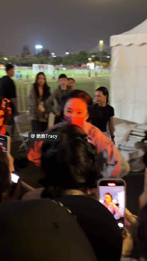 娄艺潇上海音乐节后台偶遇粉丝聊天后登台演唱
