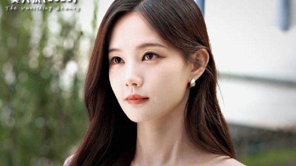 小美呼吁女孩向李一桐饰演余梦学习勇敢向光而行