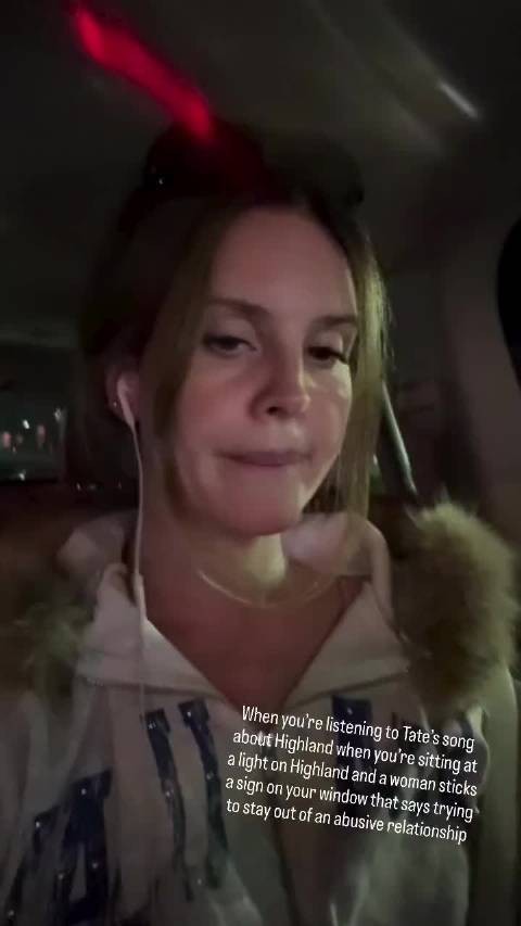 Lana Del Rey 开车一边听 Tate McRae 的歌，一边给陌生人钱