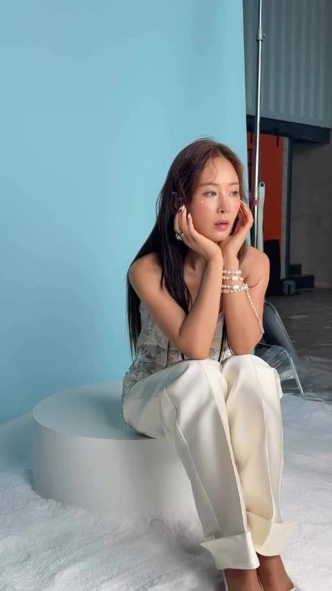snsd权俞利 261025 发型师INS更新Yuri台历花絮视频