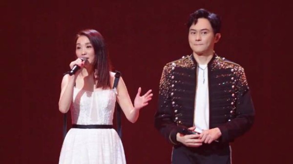 张智霖佛山演唱会邀许秋怡合唱片片枫叶情