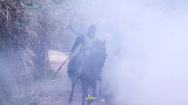 檀健次披几十斤黑银铠甲骑真马挥长戟