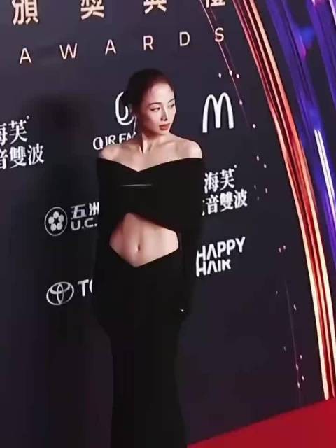 吴映洁褪去婴儿肥更女人知性了，还有马甲线，恢复得好好呀！
