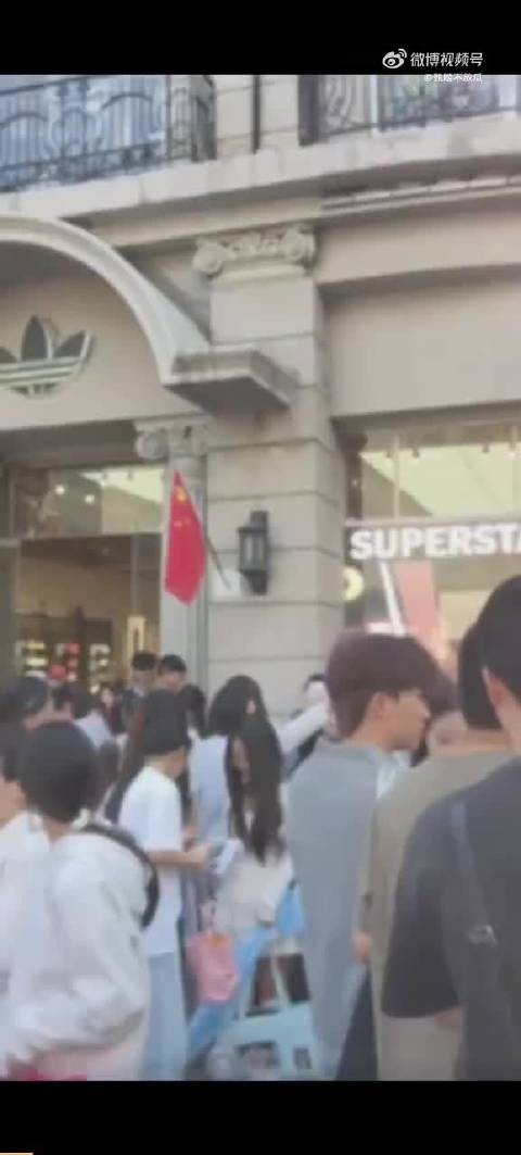 王橹杰粉丝被指洗黑白照时间线 3点多改4点多