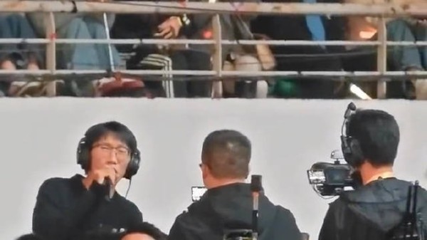 薛之谦演唱会男歌迷接麦开唱，这个音色也太像了吧