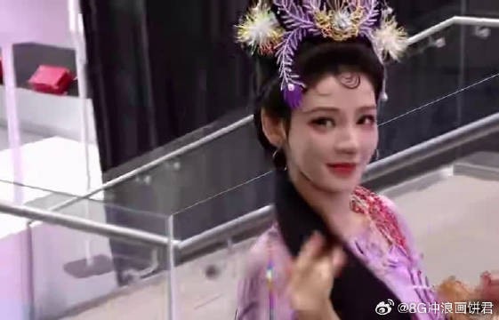 章若楠cos小红帽亮相好六夜红毯