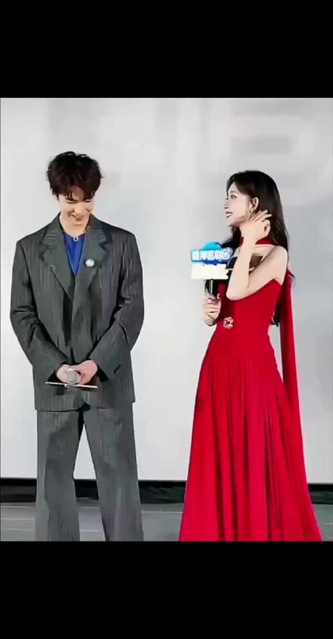 昀牵孟绕追剧团现场并肩走秀
