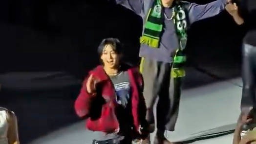 田柾国看末尾片段秒懂Seven编舞 笑着加入舞者共舞