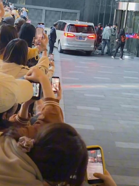 刘宇宁音乐缘计划上班 宁哥太高了,第一眼就能看到目标,和粉丝打招呼很开心