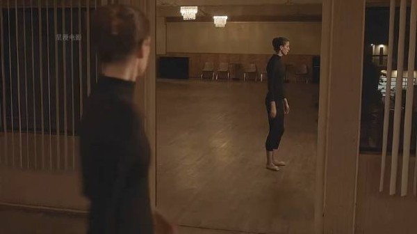 女孩刚一抬头,就发现镜中的自己有些诡异