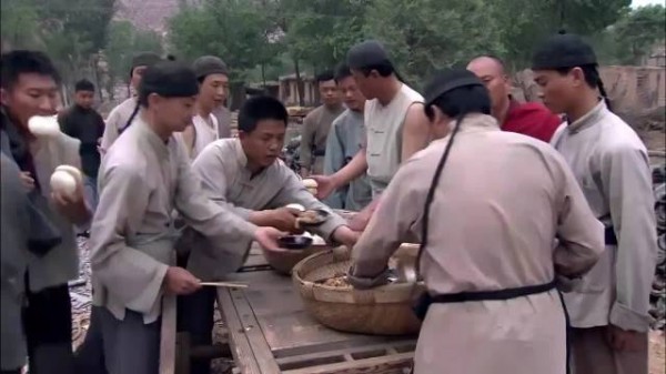小伙每次吃饭都拿四五个馒头，谁料被大喇叭看出问题