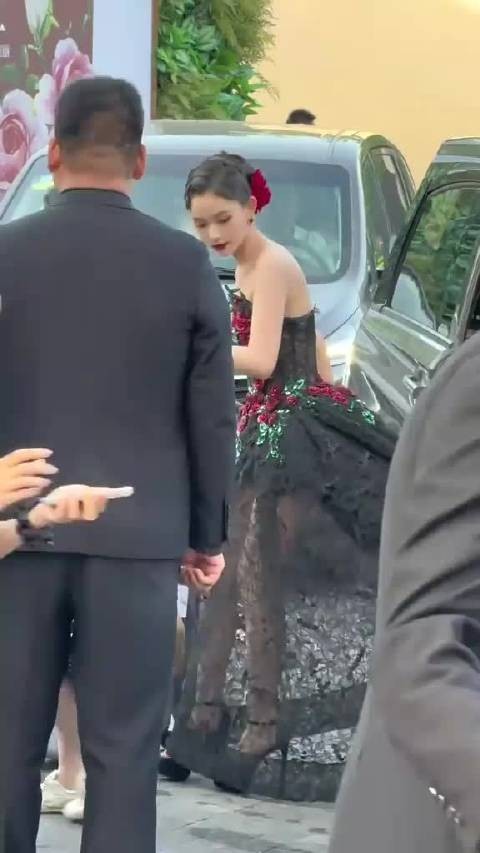 林允是花仙吧!直接把玫瑰穿身上了