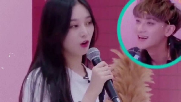 黄子韬直播护妻口误念错妊娠纹