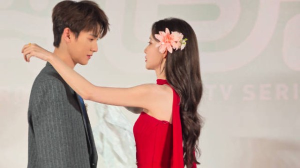 孟子义给李昀锐系披风这段我反复观看！ 怎么剧里剧外都这么好嗑啊