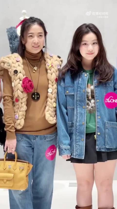 甘比携女儿出席活动,女儿五官似刘銮雄
