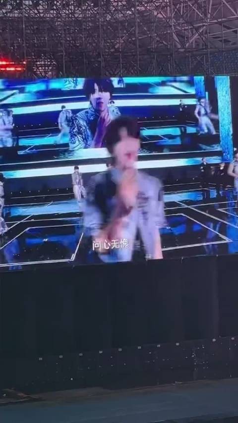 明哥后面的两个人是伴舞吗