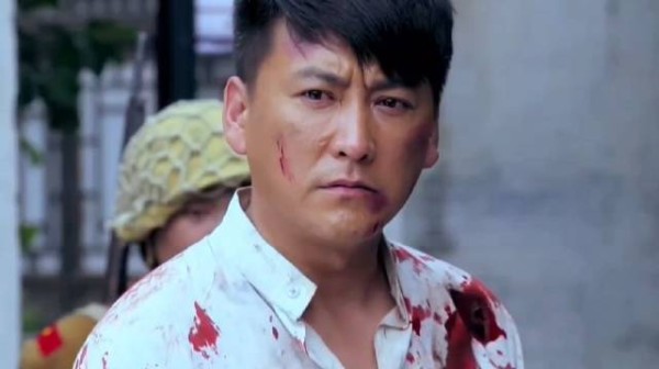 男人一对一打的鬼子队长毫无反手之力,不料下一秒卑鄙的鬼子用枪