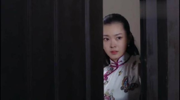 男人婆遭特务追杀,不料她换上旗袍化好妆后,特务竟没认出来