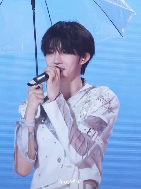 这狗儿好傻，头发都扁了，自己也淋雨了，就只顾别人没打伞