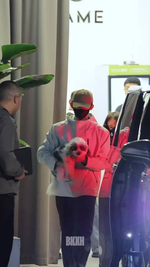 哎呦他抱着九月好萌呀 有点要开机的实感了
