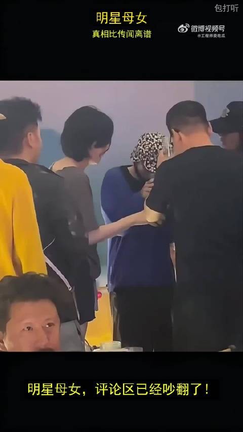 她与妈妈越长越像,连笑起来的弧度都一样