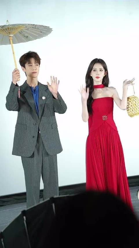 好甜呀好甜呀!孟姐好适合红裙,好漂亮呀~尚公主我将大追特追喽~同框好养眼