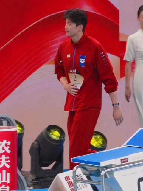 汪顺饭撒一气呵成巨星味儿，大长腿走得快相机跟不上