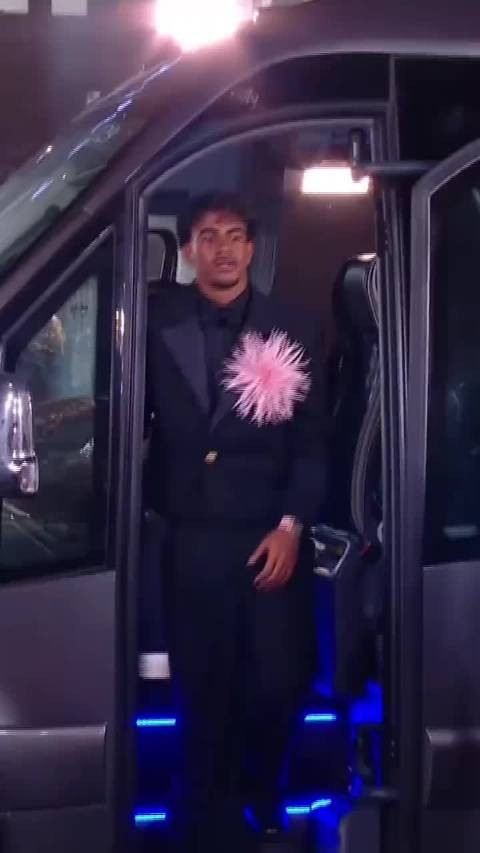 亚马尔佩戴艺术胸花携女友亮相金球奖红毯