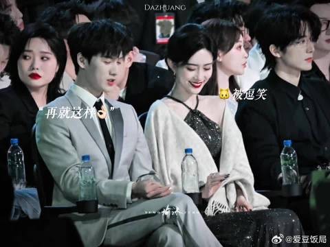 “我不会逗她开心,” 可是老豹你明明很会逗猫开心