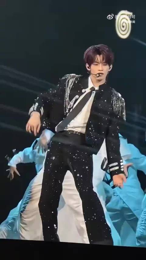云旗舞台全开麦唱跳超稳