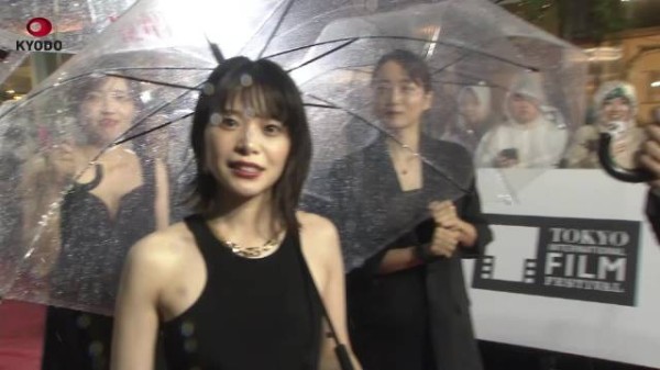 岸井雪乃与浅野忠信亮相东京电影节红毯