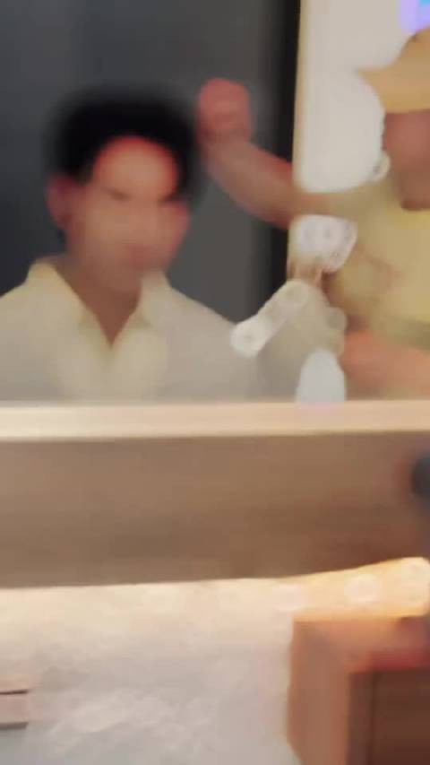 演员沉思超话展露自然笑容,真诚瞬间获珍藏