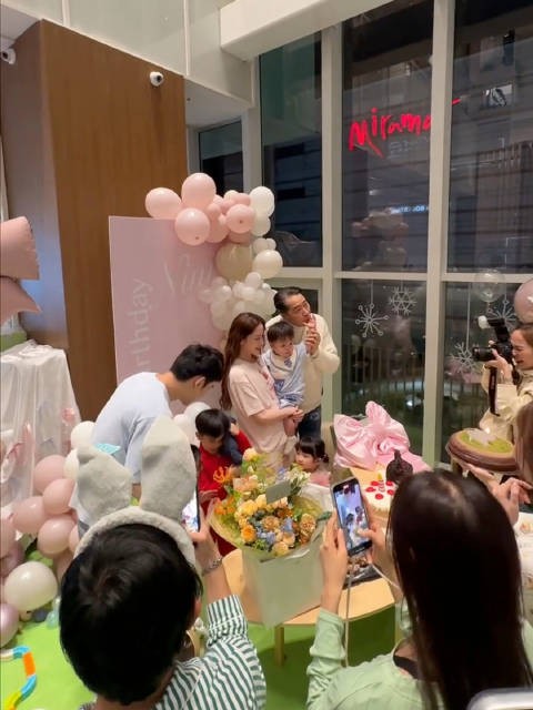 欧阳娜娜扮店员给姐姐欧阳妮妮生日惊喜，抱走睦睦未被发现