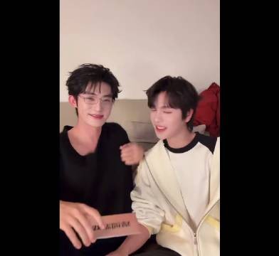 豪仔抱5秒擅自延长摸梁仔耳垂