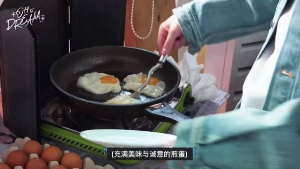 这劳碌命 还没坐下先去煎鸡蛋了