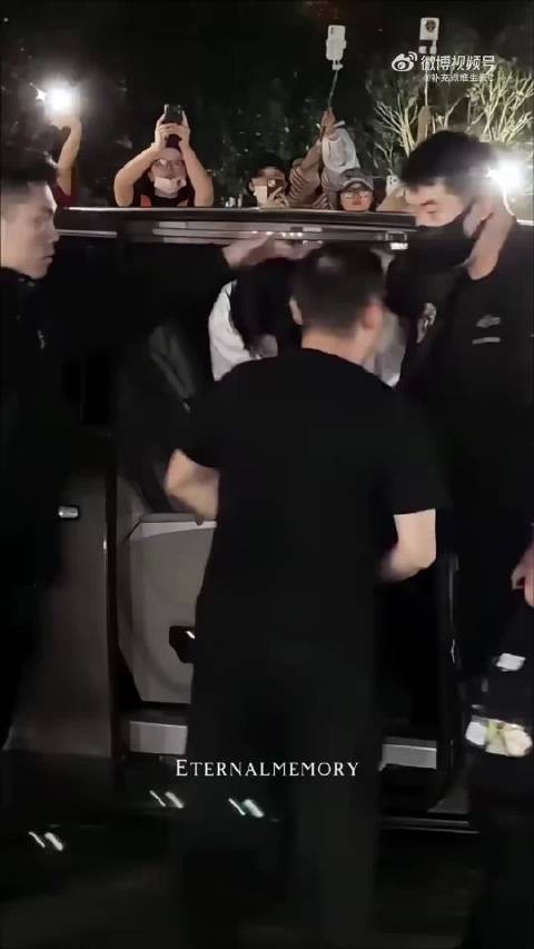 刘耀文上班BURBERRY和FRED下班白衬衫红底鞋