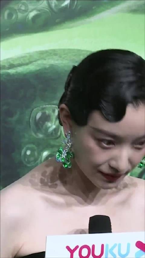 倪妮的笑容好洒脱,自信舒展,感染力十足,太有魅力了