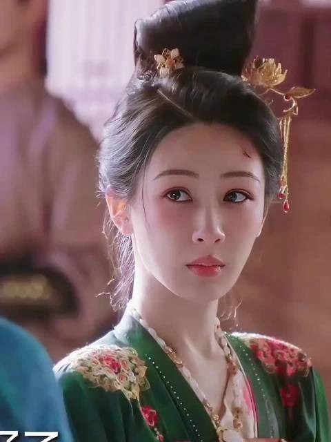 杨紫演何惟芳哭泣引心疼,古装女子单薄柔弱带清冷感