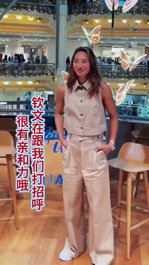 郑钦文与粉丝互动暖心亲和力拉满