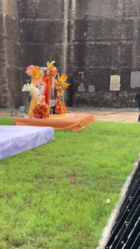 姚冠宇黑色西装亮相花墙,身姿挺拔尽显绅士魅力