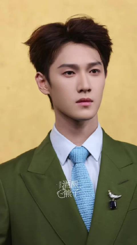 李昀锐亮相Vogue红毯,淡颜系风格依旧