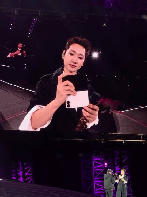 汪苏泷: 这次合影 真烧心 …. iPhone Duo这操作..