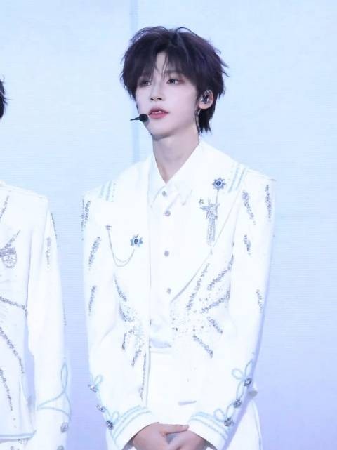 没人感觉五公第一天帅得特别神圣吗 cr.听风季眠