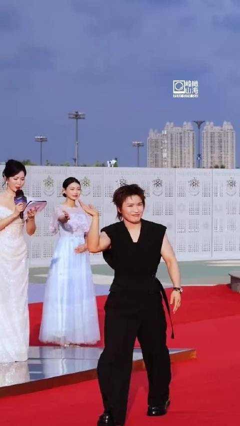 张伟丽黑衣亮相成龙动作电影周红毯挥手致意