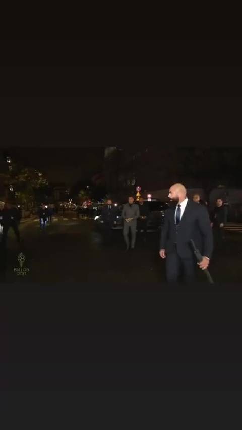 金球奖红毯姆巴佩亮相造型帅气气场全开
