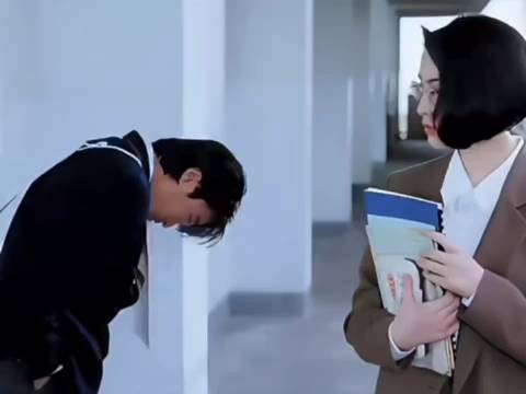 周星驰这段动作笑得我,演的真好,那种尴尬丢人假装不在意躲避的劲都出来了